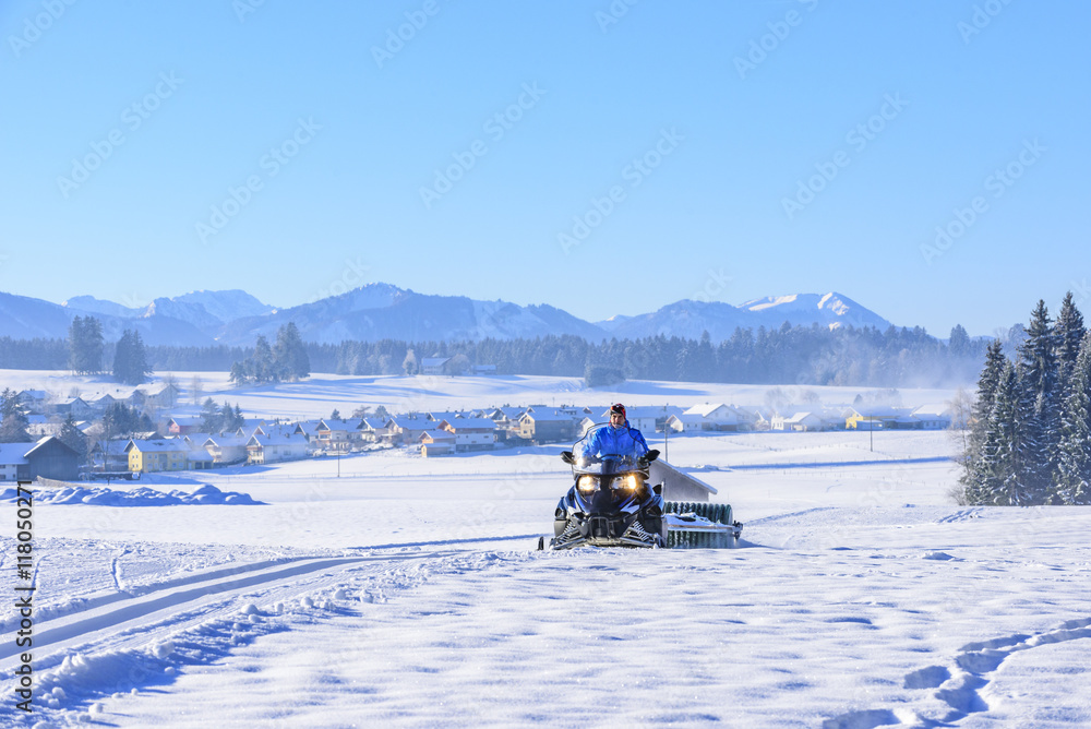 Mit dem Skidoo eine Loipe präparieren Mit dem Skidoo eine Loipe präparieren
