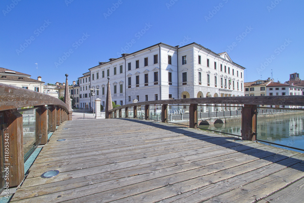 treviso con università e ponte sul fiume sile veneto nordest italia europa