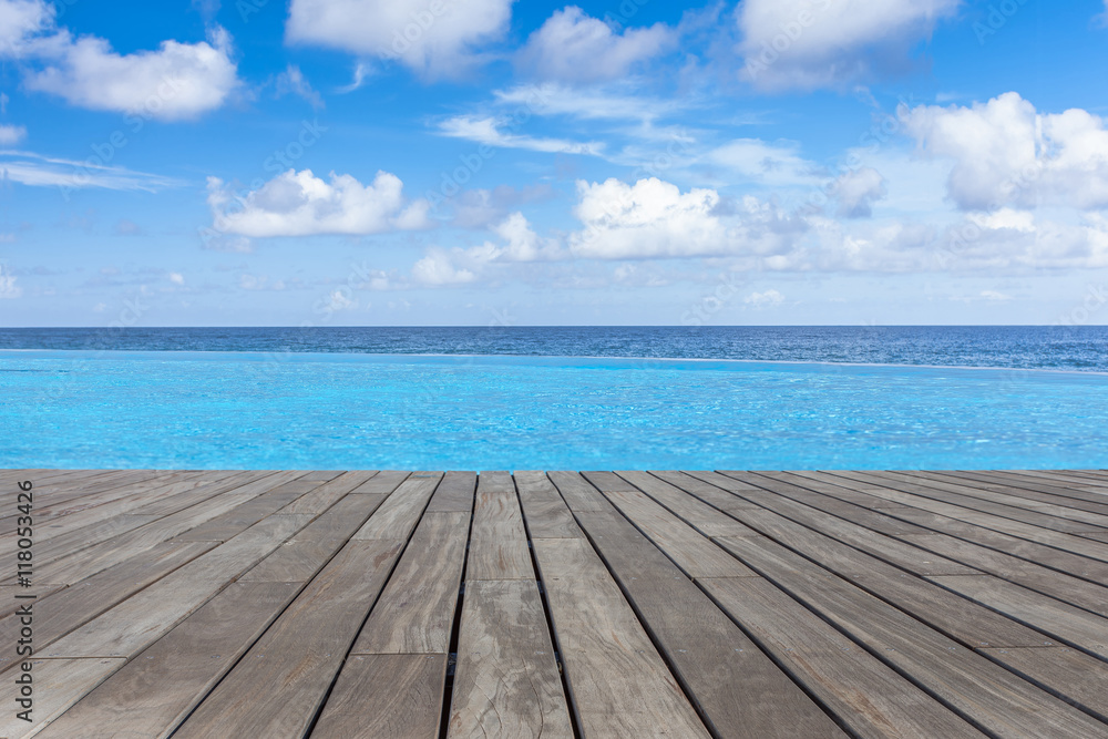 piscine à débordement margelle bois avec vue sur l'océan