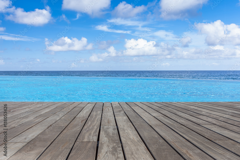 piscine à débordement margelle bois avec vue sur l'océan piscine à débordement margelle bois avec vue sur l'océan