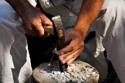 Handwerker beim Steineklopfen