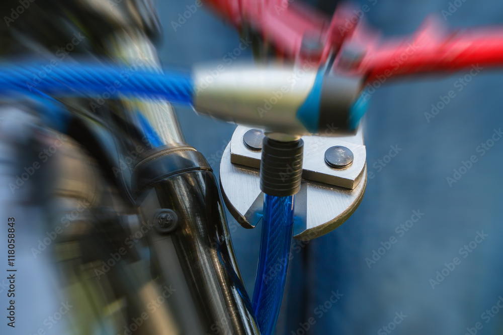 Ein Fahrraddieb zerschneidet ein Fahrradschloss - obrazy, fototapety, plakaty 