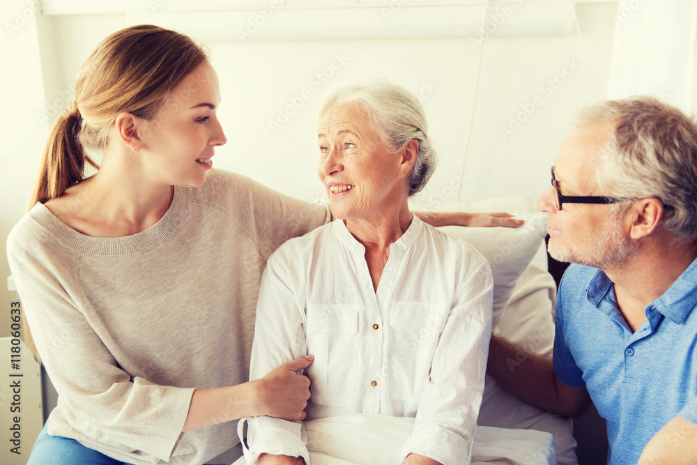 Obraz premium happy family visiting senior woman at hospital