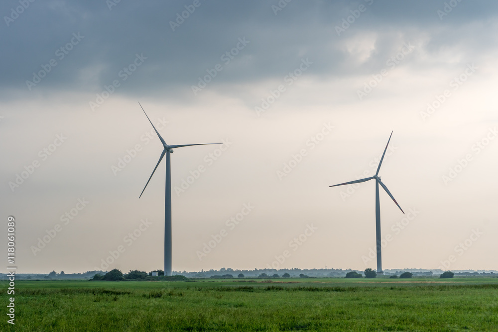 Windräder mit Unwetterfront im Hintergrund