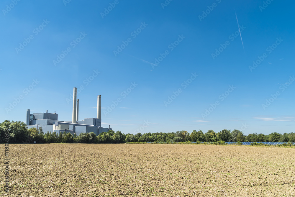 Heizkraftwerk für Müllverbrennung und Solaranlage für Sonnenenergie Heizkraftwerk für Müllverbrennung und Solaranlage für Sonnenenergie