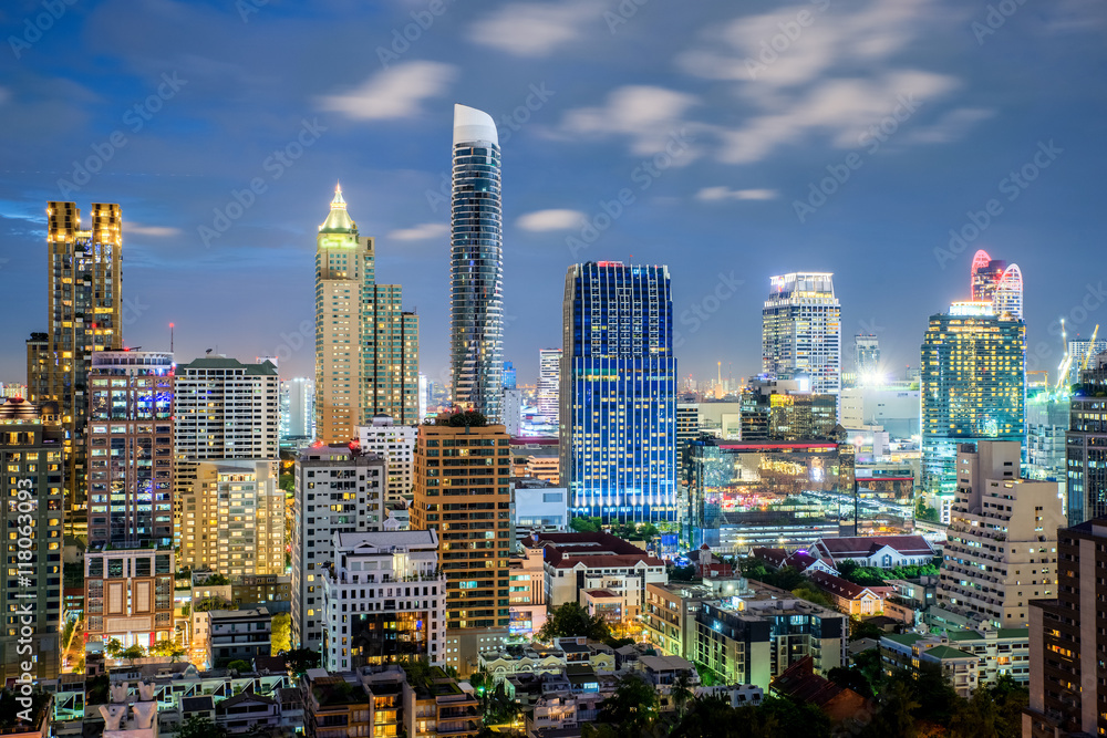 Naklejka premium Panoramę miasta Bangkoku i wieżowiec w nocy w Bangkoku w Tajlandii