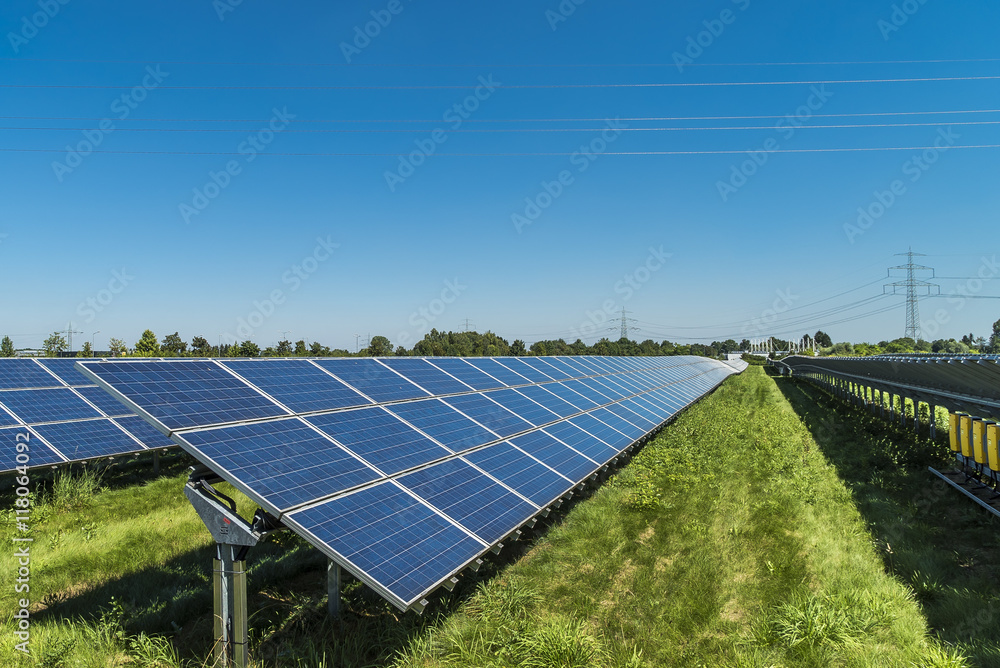 Blaue Solarmodule auf grüner Wiese Blaue Solarmodule auf grüner Wiese