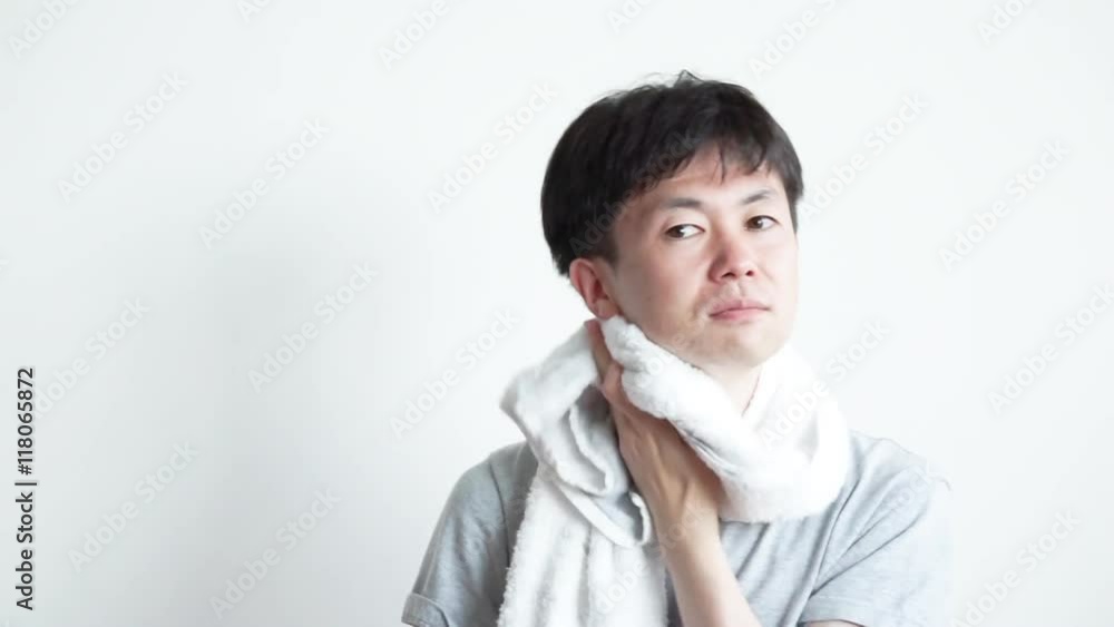 運動後のクールダウンイメージ（汎用・男性・水分補給・汗拭き）