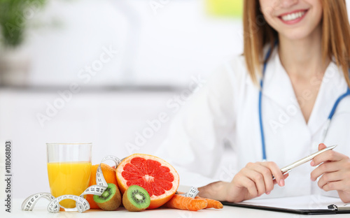 Female nutritionist with fr...