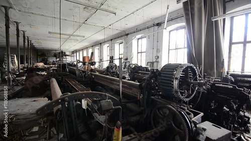 verlassene spinnerei in fabrik mit wind
