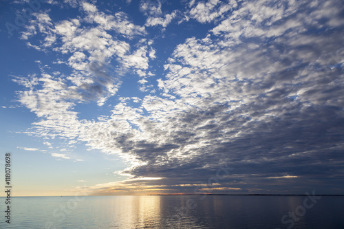 Wolkenformation   ber der ruhigen Ostsee