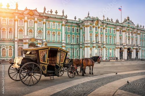 Карета с лошадьми перед Зимним Дворцом в Санкт-Петербурге