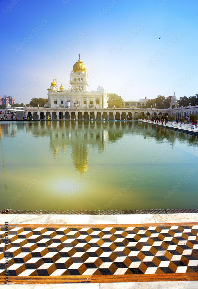 Fototapeta premium The temple of Sikh religion (1783 year) on the bank of a sacred reservoir, India, Delhi..