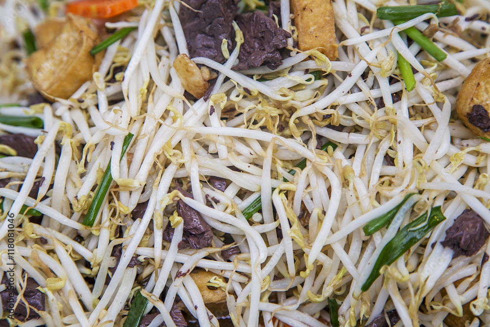 Thai fry noodles with vegetable