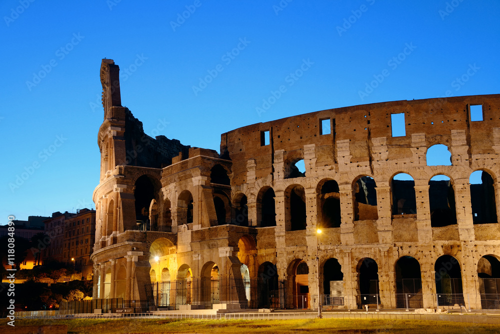 Naklejka premium Colosseum Rome night