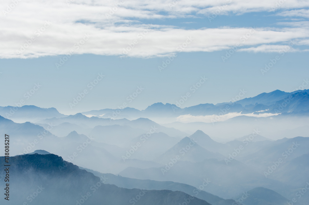 Berglandschaft im Nebel - Picos de Europa in Asturien (Spanien)