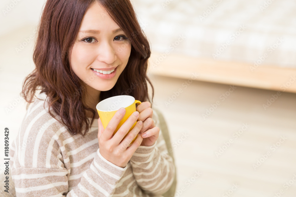部屋でお茶を飲む女性 部屋でお茶を飲む女性