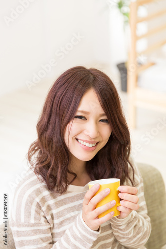 部屋でお茶を飲む女性