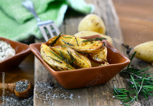 Roasted Rosemary Potatoes in Dish, on Wood / Mediterrean Food / Foodstyling / Macro photo