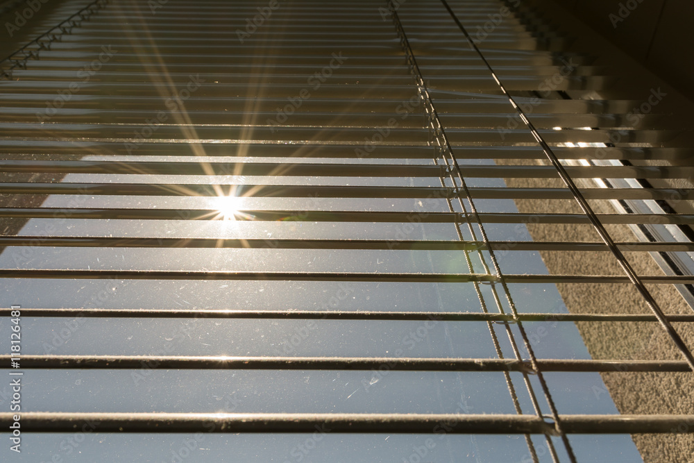 Fenster mit Sonne und den Sonnenstrahlen Fenster mit Sonne und den Sonnenstrahlen