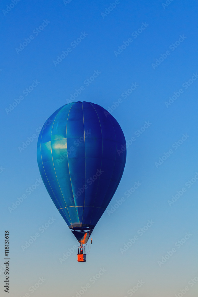 Obraz premium Colorful hot air balloon early in the morning