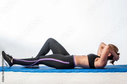 girl doing crunches
