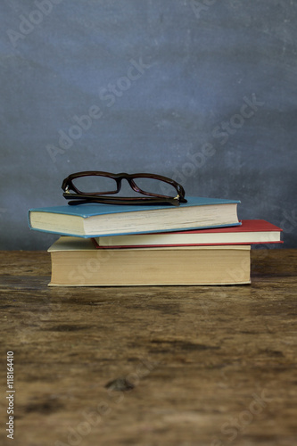 Bücherstapel mit Brille