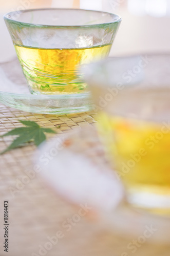 ガラスの器に入った麦茶