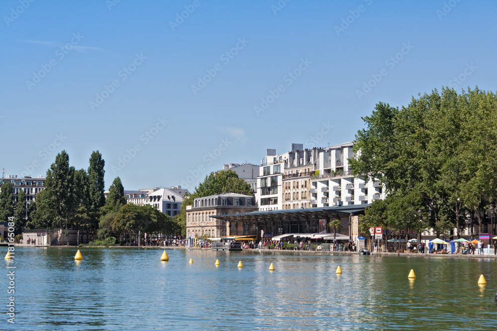 Obraz premium Bassin de la Villette in the 19th arrondissement of Paris