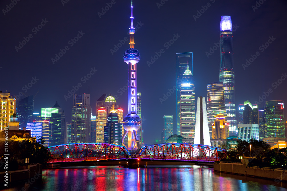 Naklejka premium Shanghai skyline at night with illuminated Waibaidu bridge, China