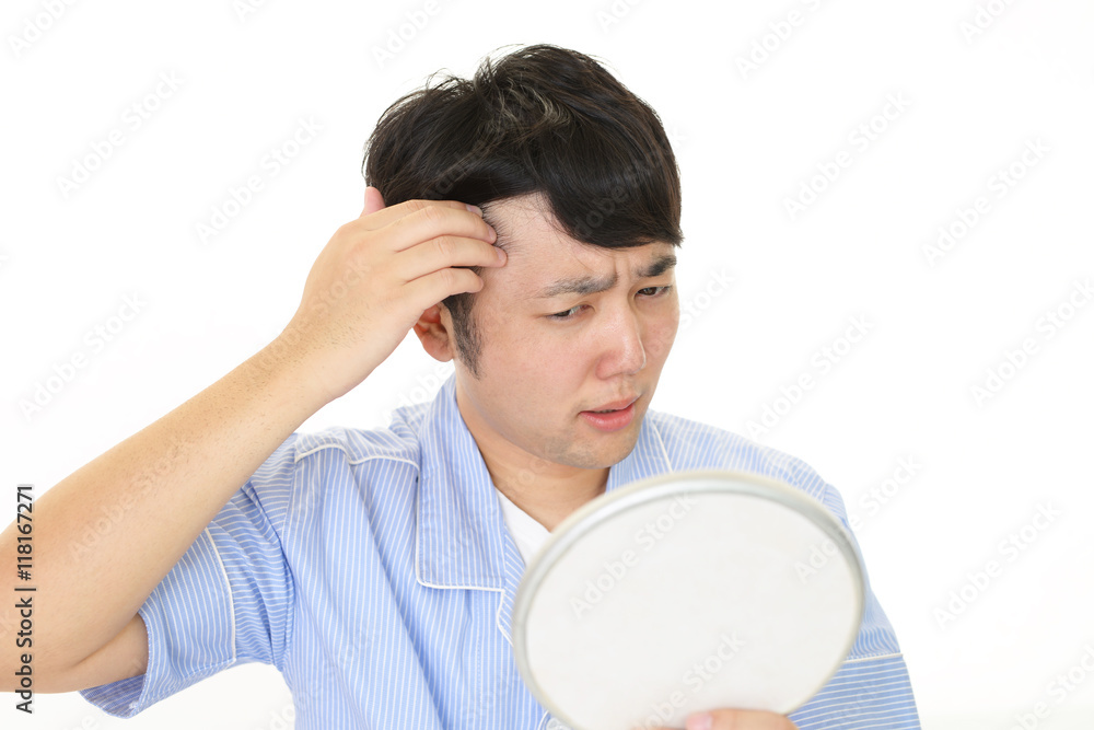 ヘアーセットに不満な男性