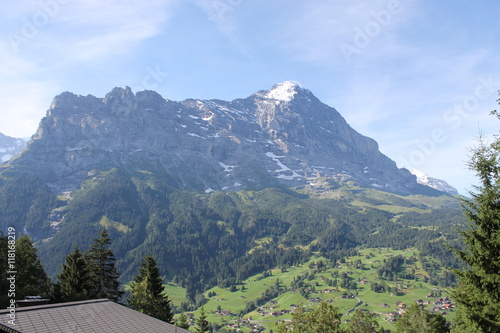 Ein Dorf am Fuße des Berges