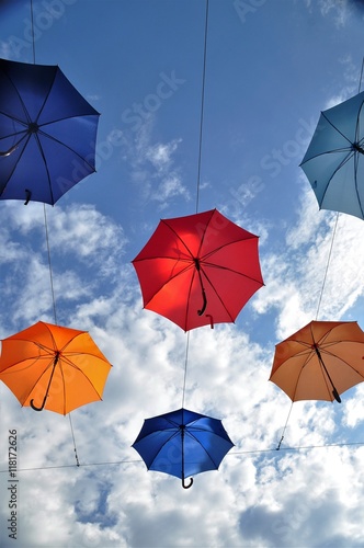 Regenschirme am Himmel