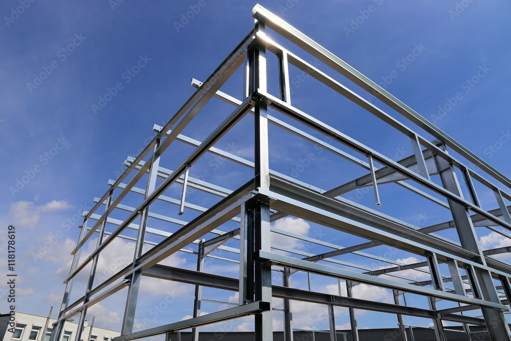 Stahlkonstruktion einer neuen Gewerbehalle