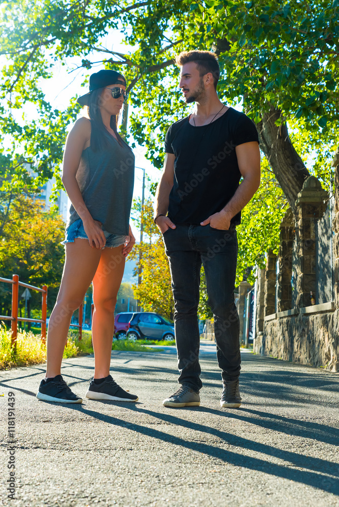 Obraz premium Young couple talking in the sunset in a urban environment