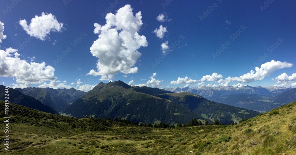 Fototapeta premium Wolken über den Bergen
