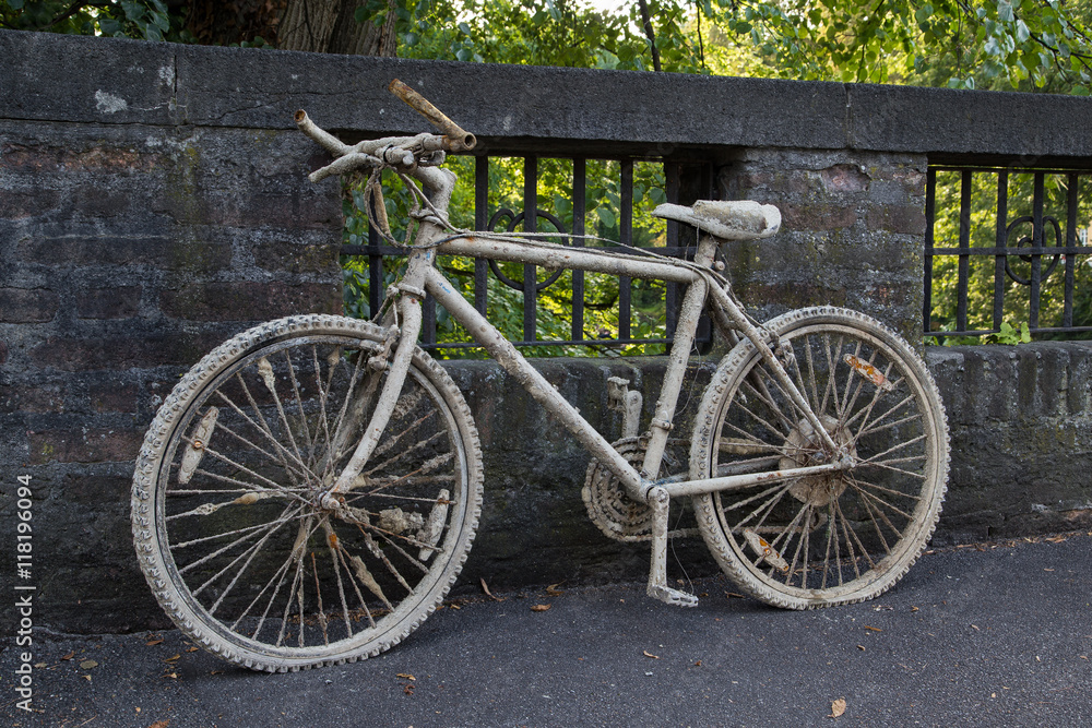 Altes Fahrrad mit Rost und Schlamm bedeckt