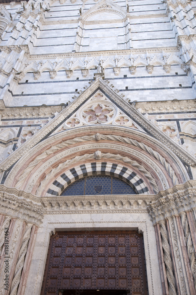 Obraz premium Facade of Siena Cathedral Church