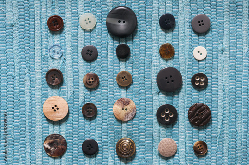 Sammlung von Knoepfen / Sammlung von verschiedenen Koepfen vor blauem Hintergrund.
