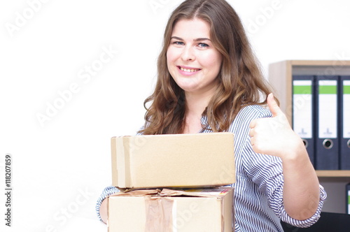Frau mit Paket, online shopping