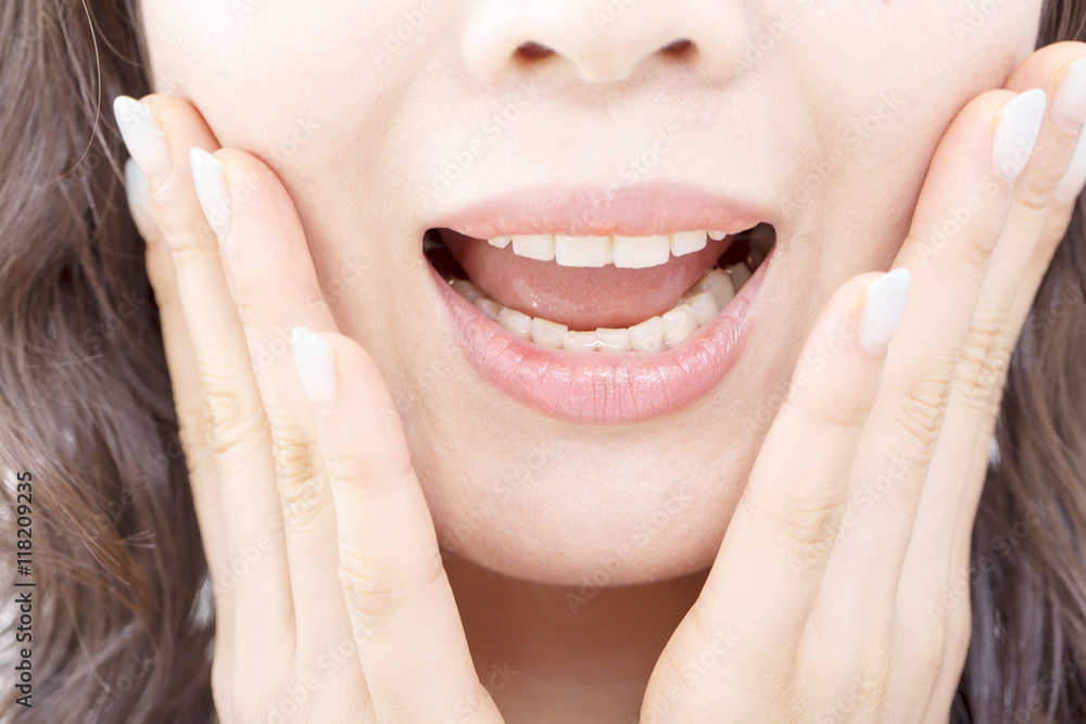 Obraz premium 顔アップ 口もと 驚く 叫ぶ 汎用 ミドル女性 美容 ネイル 目線なしボディパーツ