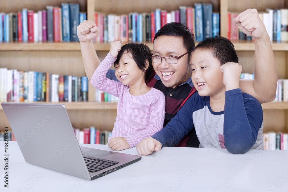 Obraz premium Kids and teacher raise hands in library
