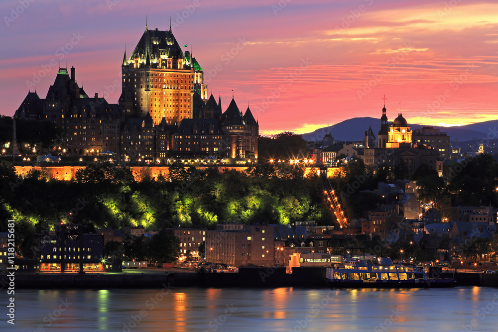 Fototapeta premium Panoramę miasta Quebec o zmierzchu i rzeki Świętego Wawrzyńca w Kanadzie