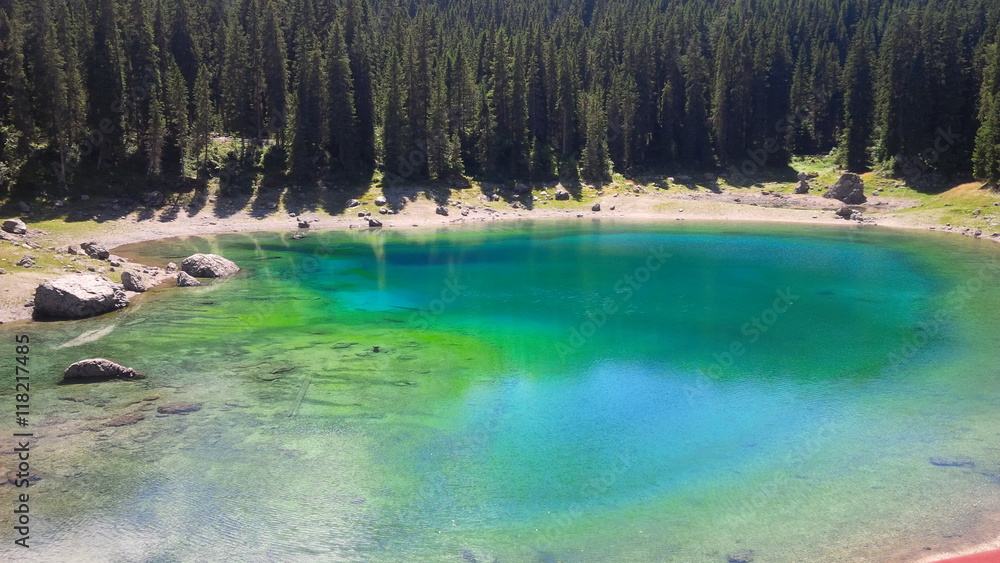 lago alpino con acque verdi