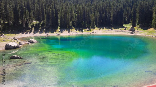 lago alpino con acque verdi © sommaria