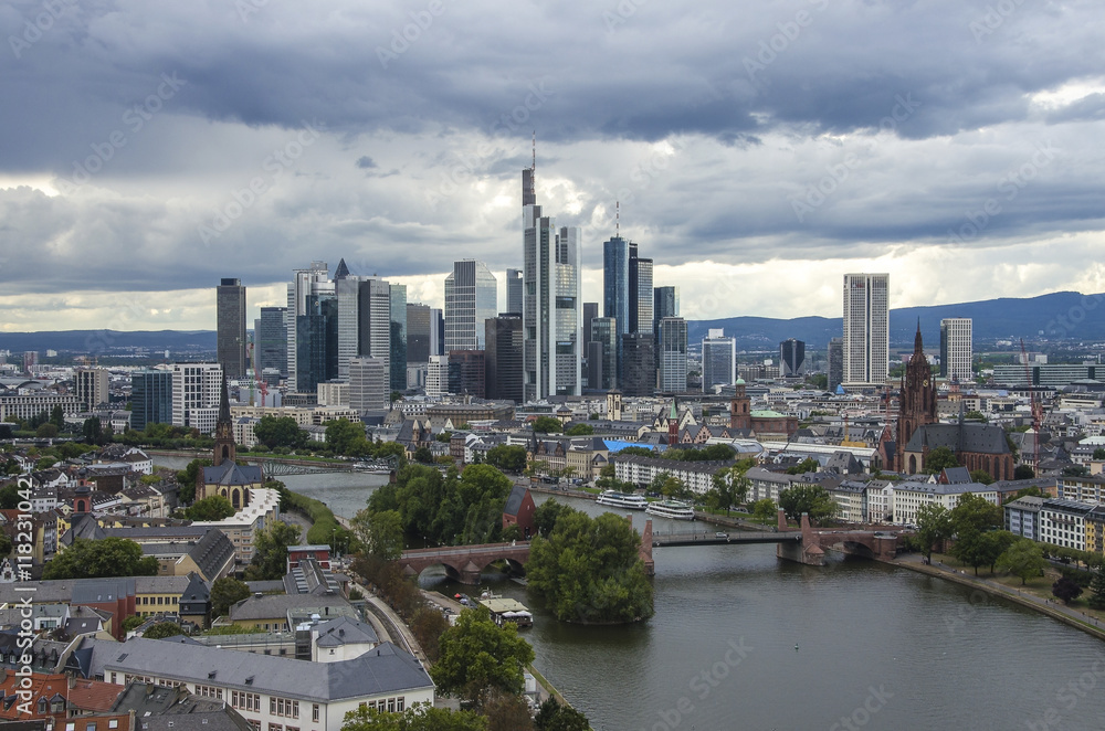 Obraz premium View of Frankfurt am Main skyline at dusk, Germany