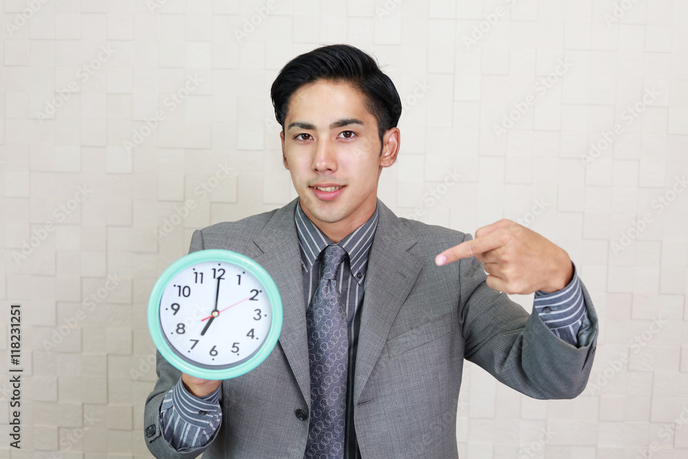 時計を持つビジネスマン