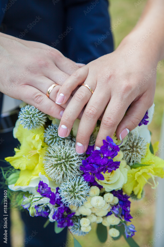 Fototapeta premium gold wedding ring on the bride's bouquet