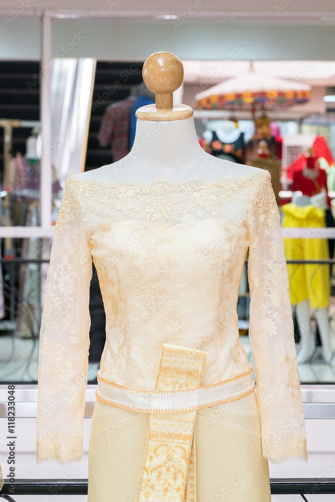 Obraz premium Mannequins in clothes shop. No brandnames or copyright objects 