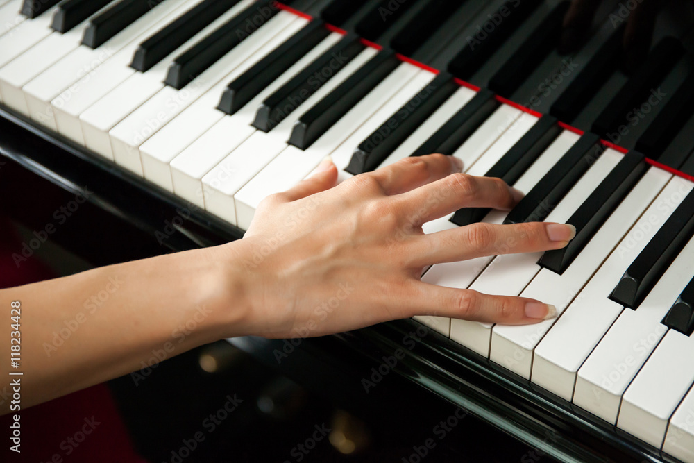 Obraz premium Close-up of woman hands playing piano